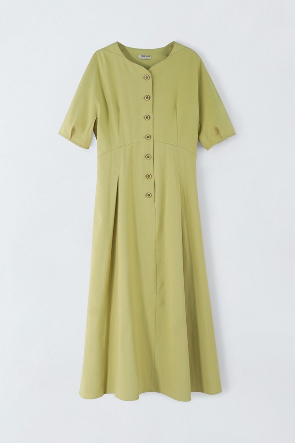 라운드넥 디자인이 돋보이는 여성용 플레어 원피스 O5HM25입니다. 레론, 골든레그로 두 가지 색상으로 출시되었으며, 폴리에스터, 면, 린넨 혼방 소재로 제작되어 여름에도 시원하게 착용할 수 있습니다. 반소매 기장에 도톰한 두께감, 우아한 스타일의 무지 패턴으로, 주머니와 안감이 있어 실용성을 더했으며 신축성이 좋아 편안한 착용감을 선사합니다. 비침 걱정 없이 데일리룩으로 활용하기 좋습니다.
