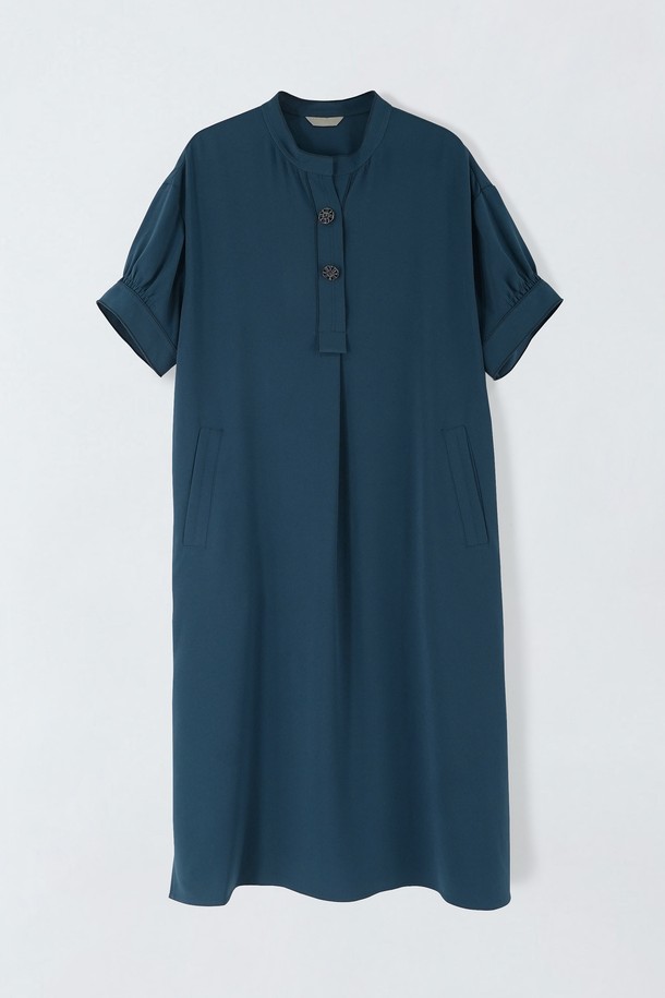 네이비와 블랙 두 가지 색상으로 출시된 버튼 퍼프 원피스 N5HM55입니다. 아세테이트와 폴리에스터 혼방 소재로 제작되어 가볍고 시원한 착용감을 선사하며, 무지 패턴과 브이넥 디자인으로 베이직하고 미니멀한 분위기를 연출합니다. 반소매 기장과 여유로운 핏으로 편안하게 데이트룩, 카페룩 등 다양한 일상 속 스타일에 활용할 수 있습니다. 사이드 포켓이 있어 실용성을 더했으며, 약간의 신축성으로 활동성을 높였습니다. 무릎 기장의 원피스로, 비침 걱정 없이 단독으로 착용 가능합니다.
