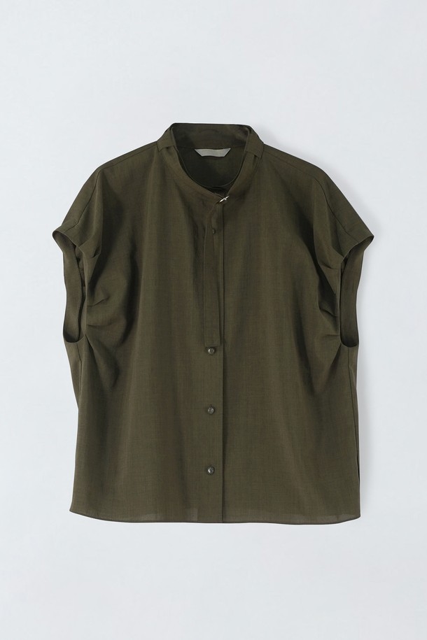 넥 스트랩 블라우스 N5HM67은 우아하고 세련된 스타일을 연출하는 여성용 여름 블라우스입니다. 카키브라운 및 다크네이비 두 가지 색상으로 제공되며, 넥 스트랩 디테일과 여유로운 핏으로 편안하게 착용할 수 있습니다. 폴리에스터 소재에 얇은 두께감과 레귤러 기장으로 시원하며, 벨트 형태의 넥 디테일과 백 햄라인 배딩 디테일이 돋보입니다.
