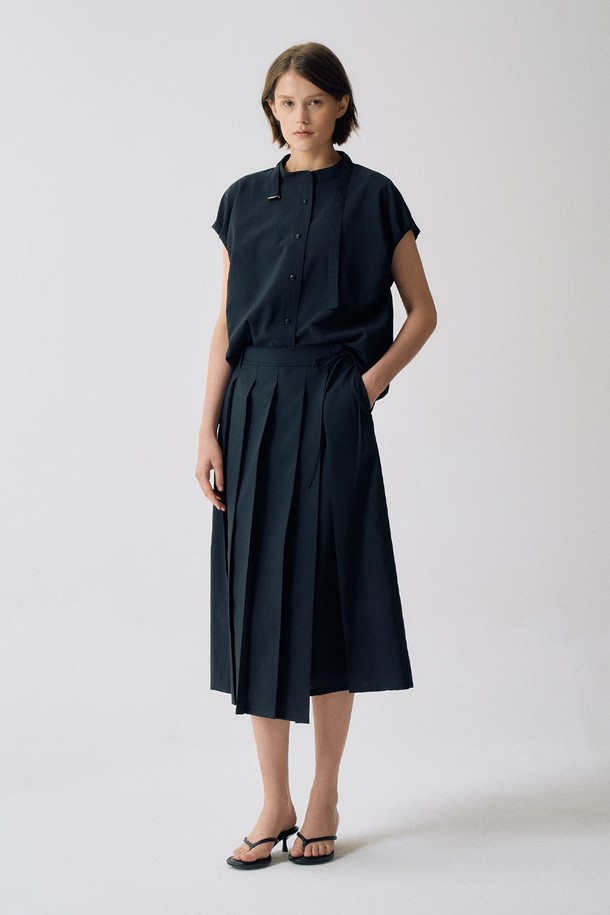 넥 스트랩 블라우스 N5HM67은 카키 브라운과 다크 네이비 두 가지 색상으로 제공되며, 여름철 일상복으로 활용하기 좋은 여성 블라우스입니다. 레귤러핏에 얇은 두께감, 엘레강스한 스타일을 더한 민소매 디자인으로, 벨트형 넥 디테일과 래글런 숄더라인이 특징입니다. 뒷단 패딩 디테일과 민소매 이너 세트가 함께 구성되어 편안하면서도 세련된 룩을 연출합니다.
