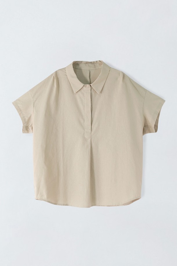 마코튼 블랜딩 오버핏 블라우스 E5HM69는 시원한 여름을 위한 데일리 블라우스입니다. 마와 면 혼방 소재로 제작되어 통기성이 뛰어나고, 스키베이지, 다크베이지, 브라운, 네이비의 네 가지 컬러로 출시되었습니다. 넉넉한 오버핏 디자인과 카라 네크라인으로 심플하면서도 세련된 스타일을 연출하며, 핀턱 디테일이 더해져 은은한 포인트를 줍니다. 비침 걱정 없이 편안하게 착용 가능하며, 미니멀, 클래식, 캐주얼 스타일을 모두 소화할 수 있어 카페룩, 쇼핑룩에 적합합니다.
