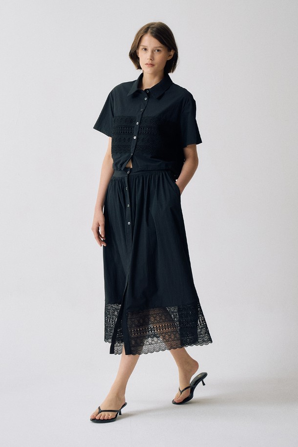 세련된 블랙 컬러의 레이스 버튼 블라우스 S5HM92입니다. 얇고 바스락거리는 면, 나일론, 폴리우레탄 혼방 소재로 제작되어 여름철에도 시원하게 착용 가능하며, 셔츠 칼라와 반소매 디자인으로 미니멀하면서도 포멀한 분위기를 연출합니다. 바스트 부분의 수평 레이스 디테일과 버튼 디테일이 특징이며, 비침 없이 편안하게 즐길 수 있는 아이템입니다.
