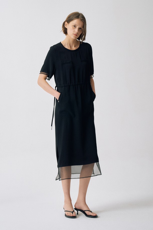 세련된 무드의 여성용 스트링 레이어드 원피스 N5HM69입니다. 레이온과 나일론 혼방 소재로 부드러운 착용감을 선사하며, 허리 스트링으로 실루엣을 잡아 우아한 핏을 연출합니다. 밑단 이중 레이어드 디자인과 라운드넥, 반소매 기장으로 시원하고 편안하게 즐길 수 있으며, 비침 걱정 없이 데일리하게 활용하기 좋습니다.
