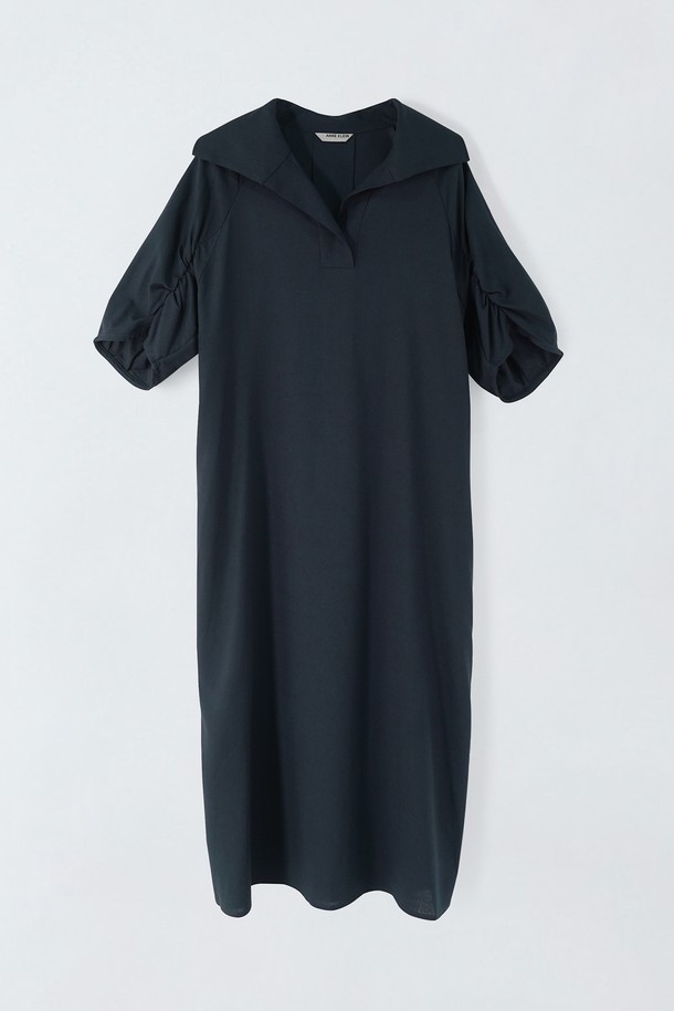 린넨 블랜디드 맥시 원피스 E5HM71은 시원한 여름을 위한 베이직 스타일의 여성 원피스입니다. 린넨과 레이온 혼방 소재로 제작되어 부드러운 촉감과 편안한 착용감을 선사하며, Green과 Dark Navy 두 가지 컬러로 만나볼 수 있습니다. 맥시 기장의 무지 디자인에 라글란 숄더 디테일과 포켓을 더해 실용성을 높였습니다.
