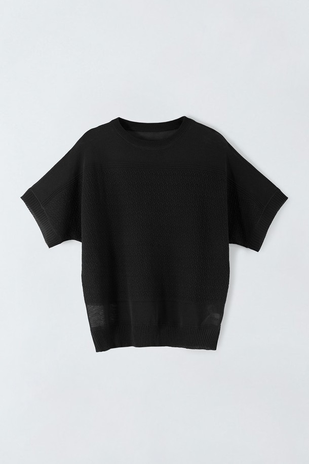 **시스루 배색 니트 E5HM78**

여름 시즌, 시원하게 즐기기 좋은 여성 니트입니다. 스카이블루, 화이트, 블랙 세 가지 색상으로 출시되었으며, 시스루 패턴으로 포인트를 더했습니다. 얇은 두께감과 레이온, 나일론, 폴리에스터 혼방 소재로 제작되어 부드러운 촉감과 편안한 착용감을 선사합니다. 신축성이 좋아 활동성이 뛰어나며, 데이트룩, 카페룩, 쇼핑룩 등 다양한 TPO에 미니멀, 캐주얼, 걸리시 스타일로 연출하기 좋습니다. 반소매 디자인으로 시원함을 더했으며, 비침이 있을 수 있으니 밝은 계열은 속옷 색상에 유의하여 착용하세요.
