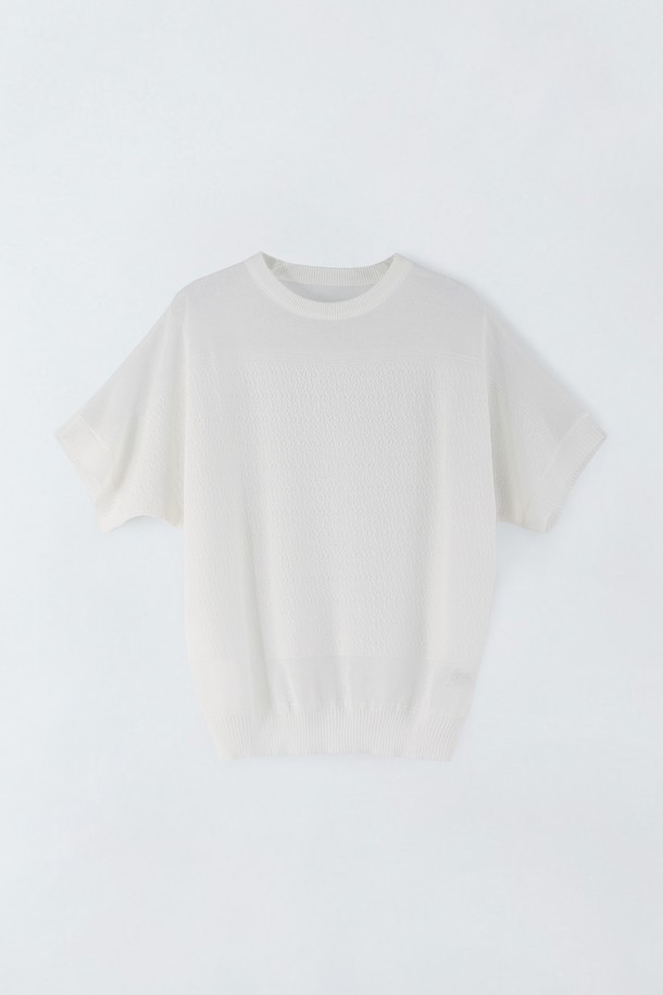 **시스루 배색 니트 E5HM78**

여성용 시스루 배색 니트입니다. 레이온, 나일론, 폴리에스터 혼방 소재로 제작되었으며, 얇은 두께감과 부드러운 촉감을 선사합니다. 라운드넥과 반소매 디자인으로, 스카이블루, 화이트, 블랙 세 가지 색상으로 만나보실 수 있습니다. 신축성이 좋아 편안하게 착용 가능하며, 밝은 색상은 비침이 있을 수 있습니다. 데이트룩, 카페룩, 미니멀, 로맨틱, 캐주얼 스타일을 연출하기 좋습니다.
