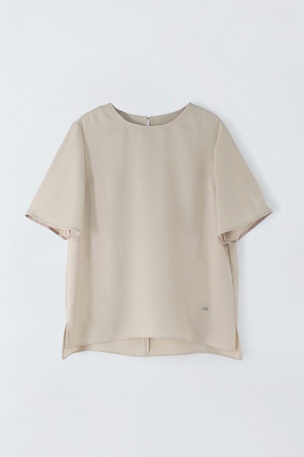 라운드 루즈 블라우스 S5HM95는 여성용 블라우스로, 여름철 포멀한 워크룩, 캐주얼한 데일리룩, 라운지웨어 등 다양한 상황에 활용하기 좋습니다. 스키베이지와 블랙 두 가지 색상으로 출시되었으며, 베이직한 스타일의 무지 블라우스입니다. 촤랑거리는 폴리에스터 소재의 루즈핏 블라우스로, 라운드넥과 반소매 디자인이 특징입니다. 간결한 디자인으로 깔끔한 스타일을 연출하며, 출근룩, 오피스룩, 비즈니스 캐주얼에 적합합니다.
