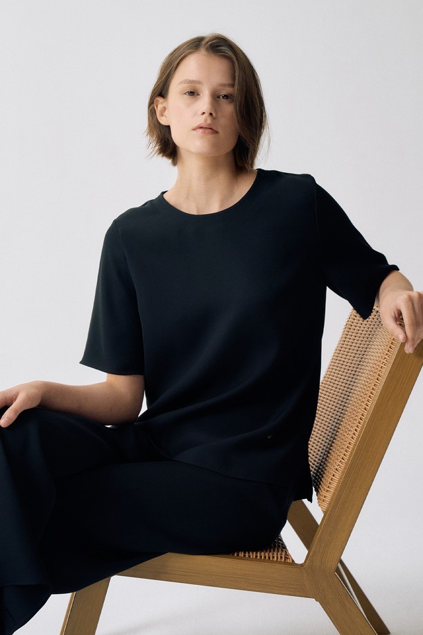 라운드 루즈 블라우스 S5HM95는 여성용 블라우스로, 블랙과 스키베이지 두 가지 색상으로 출시되었습니다. 라운드 넥에 반소매 디자인이며, 촤랑거리는 폴리에스터 소재로 제작되어 여름철 데일리룩, 워크룩, 라운지웨어 등 다양한 용도로 활용하기 좋습니다. 베이직, 포멀, 캐주얼 스타일을 모두 소화하며, 루즈핏으로 편안한 착용감을 선사합니다. 무지 패턴에 레귤러 기장으로, 출근룩, 오피스룩, 비즈니스 캐주얼 등 TPO에 맞춰 클래식, 미니멀, 캐주얼 스타일을 연출할 수 있습니다.
