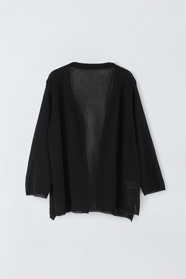 여성용 시스루 미디 가디건 E5HM72입니다. 레이온, 나일론, 폴리에스터 혼방 소재로 제작되어 얇고 시원한 착용감을 선사하며, 여름철 일상복으로 적합합니다. 화이트와 블랙 두 가지 색상으로 출시되었으며, 긴 소매와 무지 패턴 디자인에 비침이 있어 은은한 스타일을 연출합니다. 신축성이 좋아 편안하게 착용 가능하며, 주머니는 없습니다.
