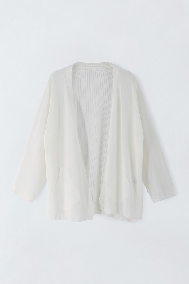 여성용 시스루 미디 가디건 E5HM72입니다. 얇은 두께감과 레이온, 나일론, 폴리에스터 혼방 소재로 제작되어 여름 시즌에 시원하게 착용하기 좋습니다. 화이트와 블랙 두 가지 색상으로 출시되었으며, 긴 소매와 시스루 패턴으로 은은한 멋을 더했습니다. 비침이 있으며 신축성이 좋아 편안한 착용감을 선사합니다.
