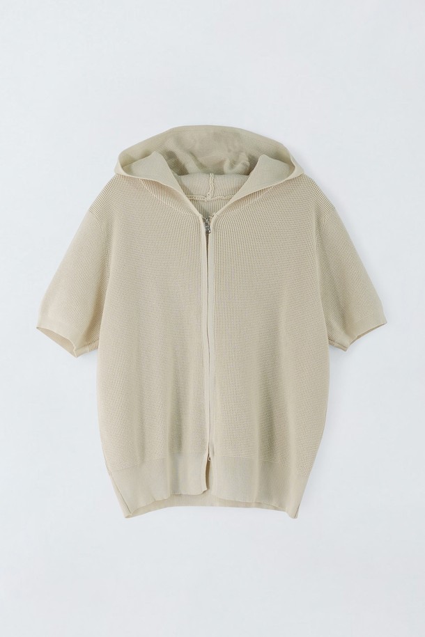 **와플 후드 집업 가디건 E5HM73**은 블랙과 스키베이지 두 가지 색상으로 출시되었으며, 일상복으로 활용하기 좋은 공용 디자인입니다. 아크릴 소재의 와플 패턴으로 톡톡한 질감을 살렸으며, 반소매 기장의 레귤러핏 후드 집업 스타일입니다. 신축성이 뛰어나 편안하게 착용 가능하며, 비침이 없어 부담 없이 여름철에 즐겨 입을 수 있습니다.
