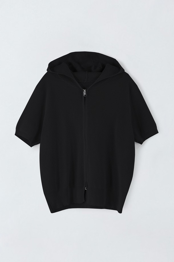 와플 조직과 후드 디자인이 돋보이는 E5HM73 후드 집업 가디건입니다. 블랙과 스키베이지 두 가지 색상으로 출시되었으며, 여름철 일상복으로 활용하기 좋습니다. 아크릴 소재의 레귤러핏 반소매 가디건으로, 신축성이 있어 편안하게 착용할 수 있습니다.
