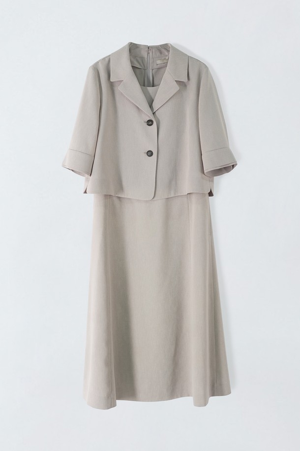 자켓형 플레어 원피스 N5HM72는 여성스러운 실루엣을 연출하는 여름 원피스입니다. 카키베이지와 네이비 두 가지 색상으로 출시되었으며, 일상과 오피스룩 모두 활용 가능합니다. 테일러드 네크라인과 반소매 디자인으로 포멀하면서도 심플한 분위기를 내며, 플레어 치마핏이 여성스러운 매력을 더합니다. 폴리에스터 소재로 제작되어 착용감이 편안하며, 안감, 양쪽 포켓, 뒷지퍼, 비침 방지 기능이 있습니다.
