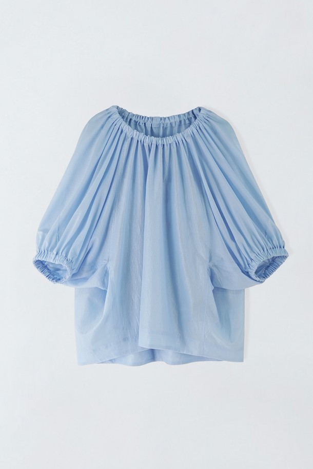 하늘거리는 폴리에스테르 소재의 여성용 오프 숄더 블라우스 N5HM73입니다. 스카이 블루와 페일 핑크 두 가지 컬러로 출시되었으며, 얇은 두께감과 루즈핏으로 편안한 착용감을 선사합니다. 레글런 숄더 디자인과 비침이 있는 특징, 이너 슬리브리스가 포함되어 있으며, 무지 패턴의 긴소매 블라우스로 페미닌한 무드를 연출합니다.
