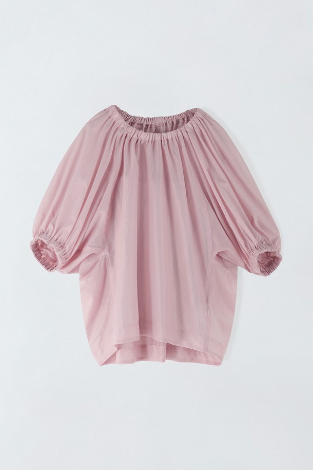 여성스러운 무드를 연출하는 스트링 오프 숄더 블라우스입니다. 얇은 폴리에스터 소재로 제작되어 여름철에도 시원하게 착용 가능하며, 페일핑크와 스카이블루 두 가지 사랑스러운 컬러로 만나보실 수 있습니다. 크롭 기장의 루즈핏 블라우스로, 비침이 있는 디자인과 나시 세트 구성으로 더욱 실용적입니다.
