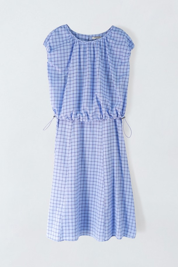 **코튼 체크 투피스 S5HM106**

여성스러운 무드의 코튼 체크 투피스입니다. 스카이, 아이보리, 블랙 세 가지 색상으로 만나볼 수 있으며, 캐주얼, 클래식, 미니멀한 스타일 연출에 적합합니다. 얇은 두께감의 면 소재로 제작되어 여름철에도 시원하게 착용 가능하며, 체크 패턴이 경쾌한 느낌을 더합니다. 블라우스와 스커트 투피스 세트로 구성되어 있으며, 신축성이 좋아 편안한 착용감을 선사합니다. 스커트 밴딩과 주머니가 있어 실용적이며, 데이트룩, 동네 마실룩, 카페룩 등 다양한 TPO에 활용하기 좋습니다.
