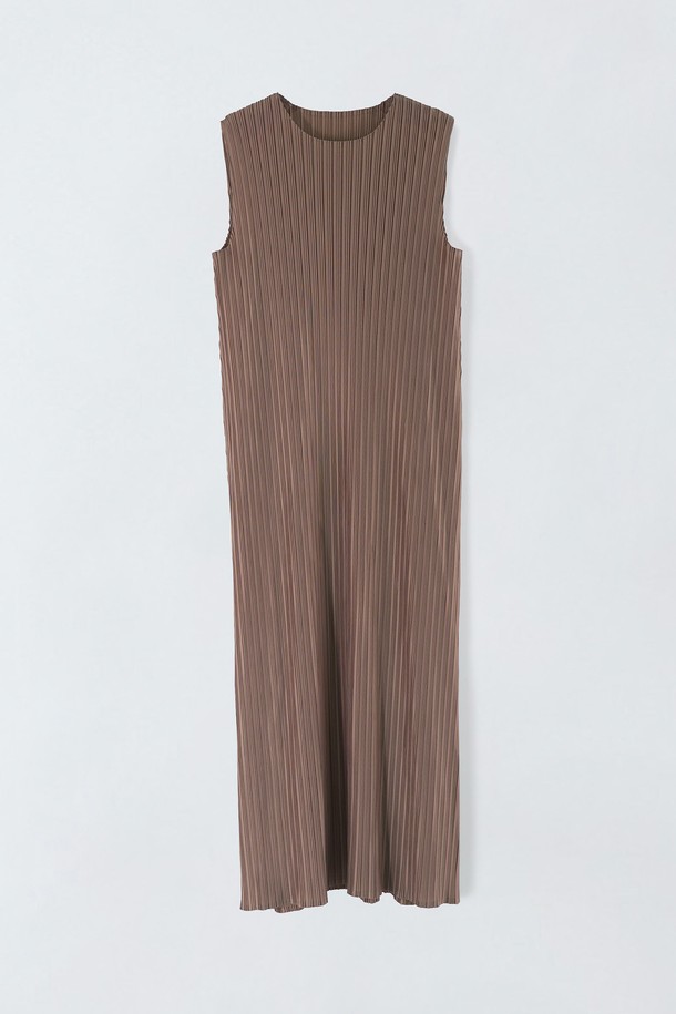 플리츠 슬리브리스 원피스 O5HF04는 여성스러운 무드를 연출하는 플리츠 원피스입니다. 스키 베이지, 그레이, 블랙 세 가지 색상으로 출시되어 데일리룩과 포멀룩 모두 소화 가능합니다. 얇은 두께감의 폴리에스터 소재로 제작되어 여름철 시원하게 착용할 수 있으며, 신축성이 좋아 편안한 활동성을 보장합니다. 반투명 디자인과 플리츠 디테일이 돋보이며, 모임룩과 휴가룩에 적합합니다. 미니멀하고 클래식한 스타일을 선호하는 분들께 추천합니다.
