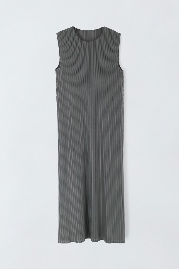 플리츠 슬리브리스 원피스 O5HF04는 여름철 우아한 스타일을 연출해주는 여성용 원피스입니다. 스키베이지, 그레이, 블랙 세 가지 색상으로 출시되어 데일리룩부터 모임룩까지 폭넓게 활용 가능합니다. 얇고 신축성 좋은 폴리에스터 소재로 제작되어 편안한 착용감을 선사하며, 플리츠 디테일이 여성스러운 실루엣을 강조합니다. 비침이 있어 속옷 착용에 유의해야 하며, 간결한 디자인으로 미니멀하고 클래식한 분위기를 연출합니다.
