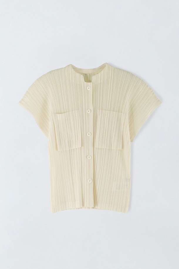 "포켓 플리츠 블라우스" S5HF002는 여성스러운 무드를 연출하는 여름 블라우스입니다. 아이보리, 블랙 두 가지 색상으로 출시되었으며, 가슴 포켓 디테일이 돋보입니다. 얇은 두께의 폴리에스터 소재로 제작되어 시원하게 착용 가능하며, 플리츠 패턴과 반소매 디자인이 특징입니다. 라운드넥과 레귤러핏으로 편안하게 즐길 수 있으며, 데이트룩, 카페룩, 모임룩 등 다양한 TPO에 활용하기 좋습니다. 미니멀, 로맨틱, 클래식 스타일을 즐겨 입는 분들에게 추천합니다.
