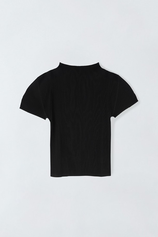 플리츠 모크넥 블라우스 O5HF06은 여성스러운 실루엣을 연출하는 블라우스입니다. 부드러운 폴리에스테르 소재로 제작되어 편안한 착용감을 선사하며, 얇은 두께감으로 봄, 여름, 가을 시즌에 활용하기 좋습니다. 슬림핏 디자인에 모크넥 라인으로 세련된 무드를 더하고, 플리츠 디테일이 은은한 포인트를 줍니다. 블랙 컬러의 무지 디자인으로 미니멀하고 베이직한 스타일을 연출하며, 데이트룩이나 모임룩, 클래식, 시크한 스타일에 적합합니다. 반소매 기장으로 활동성을 높였습니다.
