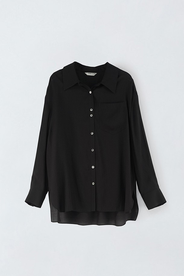 루즈 페미닌 셔츠 O5HF07은 여성스러운 무드를 연출하는 롱 기장의 셔츠입니다. 다크베이지, 화이트, 블랙 3가지 색상으로 제공되며, 셔츠 칼라와 루즈핏 디자인이 특징입니다. 얇은 두께감과 플로잉 실루엣으로 편안하게 착용할 수 있으며, 비침이 있어 은은한 매력을 더합니다. 앞뒤 언밸런스 기장과 포켓 디테일이 돋보이며, 데이트룩, 카페룩, 모임룩 등 다양한 TPO에 활용 가능합니다. 클래식, 미니멀, 로맨틱 스타일을 즐겨 입는 분들께 추천합니다.
