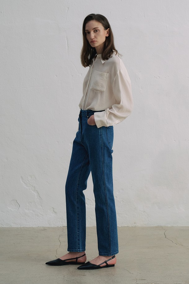 **루즈 페미닌 셔츠 O5HF07**는 여성용 상의로, 다크베이지, 화이트, 블랙 세 가지 색상으로 출시되었습니다. 일상생활에서 페미닌한 스타일을 연출하기 좋으며, 데이트룩, 카페룩, 모임룩에 적합합니다. 얇고 부드러운 폴리에스터와 레이온 혼방 소재로 제작되어 통풍이 잘 되고, 비침이 있으며, 루즈핏의 긴소매 스타일입니다. 주머니가 있으며, 신축성은 없습니다. 클래식하고 미니멀한 디자인으로 다양한 하의와 매치하여 세련된 스타일링을 완성할 수 있습니다.
