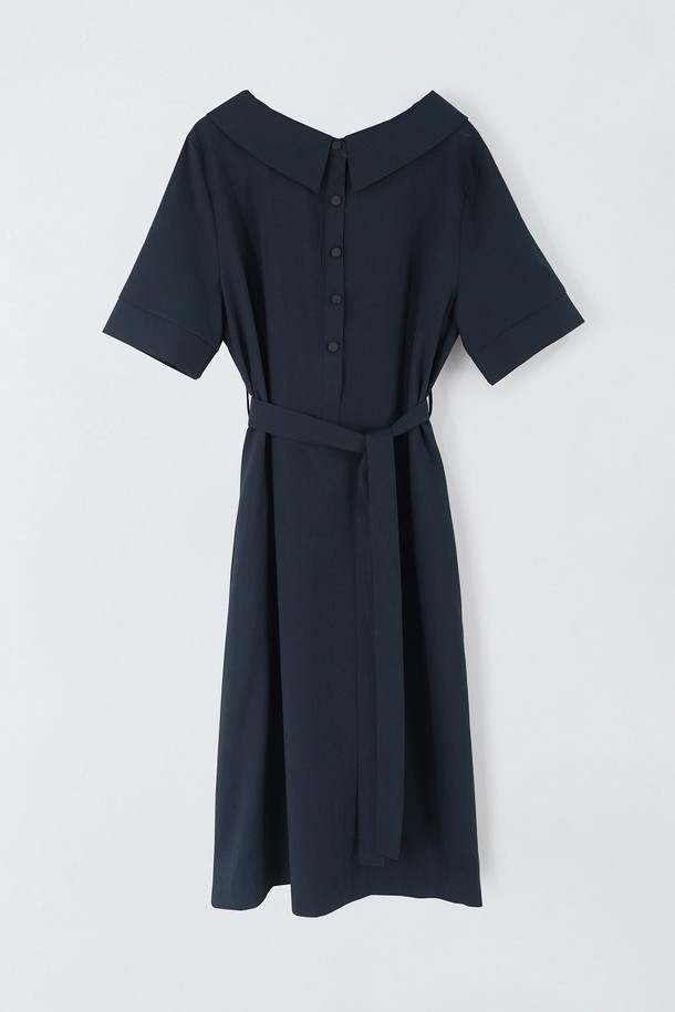 백 타이 카라 원피스 S5HF006는 여성용 원피스로, 여름에 어울리는 얇은 두께감과 반소매 기장이 특징입니다. 스키 베이지와 네이비 두 가지 색상으로 출시되었으며, 미니멀하고 클래식한 스타일을 연출할 수 있습니다. 폴리에스테르와 레이온 혼방 소재로 제작되어 부드러운 촉감을 선사하며, 카라넥 디자인과 백 타이 디테일이 돋보입니다. 일상복, 데이트룩, 카페룩, 모임룩 등 다양한 TPO에 활용 가능하며, 약간의 비침과 신축성이 있습니다. 포켓이 있어 실용성을 더했습니다.
