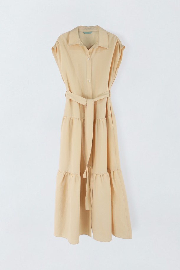 벨트 카라 원피스 N5HF016는 여성스러운 무드를 자아내는 여름 원피스입니다. 바닐라 베이지와 다크 네이비 두 가지 색상으로 출시되었으며, 베이직하고 우아한 스타일을 연출하기 좋습니다. 면, 레이온 등 혼방 소재로 제작되어 시원하고 편안한 착용감을 선사하며, 루즈핏에 민소매 디자인입니다. 벨트 디테일과 포켓이 있어 실용적이며, 데이트룩이나 카페룩에 잘 어울립니다. 신축성이 뛰어나 활동성을 높였지만, 밝은 색상은 약간의 비침이 있을 수 있습니다.
