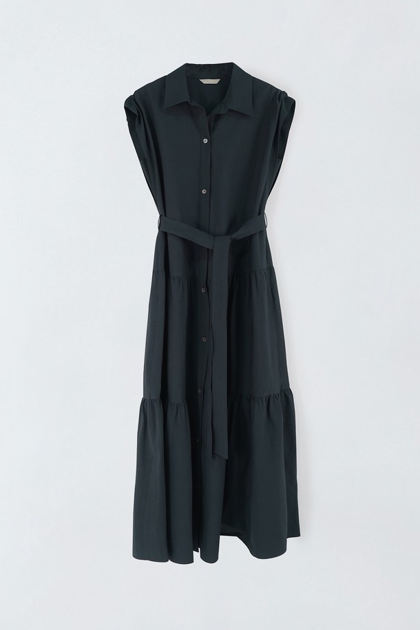 **벨트 카라 원피스**

클래식하고 미니멀한 무드의 여성 벨트 카라 원피스입니다. 바닐라 베이지와 다크 네이비 두 가지 컬러로 출시되었으며, 여름철 데이트룩과 카페룩에 잘 어울립니다. 면, 레이온, 나일론, 폴리우레탄 혼방 소재로 제작되어 적당한 두께감과 신축성을 제공하며, A라인 플레어 치마핏으로 여성스러운 실루엣을 연출합니다. 허리 벨트 디테일과 포켓이 있어 실용성을 더했으며, 밝은 색상은 약간의 비침이 있을 수 있습니다. 민소매 디자인의 레귤러핏 원피스로, 편안하게 착용 가능합니다.
