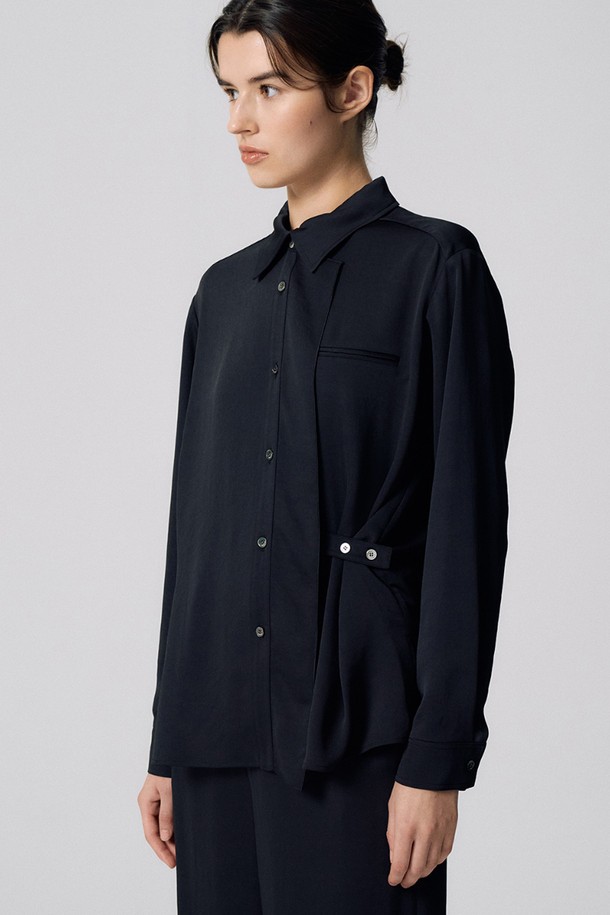 세련된 슬릿 카라 셔츠 O5HF011입니다. 미니멀하고 베이직한 디자인으로, 여성분들의 일상 및 오피스룩, 비즈니스 캐주얼에 활용하기 좋습니다. 봄, 가을 시즌에 적합하며, 레귤러 핏과 긴소매 기장으로 편안함을 더했습니다. 블랙 컬러의 무지 디자인에 카라 디테일이 포인트로 더해져 시크하고 클래식한 스타일을 연출합니다. 슬릿 넥 라인이 은은한 섹시함을 더하며, 다양한 하의와 매치하여 폭넓은 스타일을 소화할 수 있습니다.
