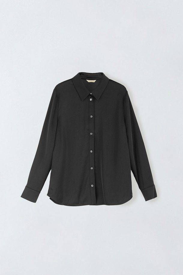 **루즈핏 실키 셔츠 N5HF015**는 여성스러운 실루엣을 연출하는 블 recommended 블랙 컬러의 셔츠입니다. 봄, 가을 시즌에 적합하며, 실키한 소재감으로 부드러운 촉감을 선사합니다. 베이직 스타일의 무지 디자인에 긴 소매와 카라넥으로 클래식, 미니멀, 시크한 분위기를 더합니다. 오피스룩, 출근룩, 모임룩 등 다양한 TPO에 활용 가능하며, 레귤러 기장의 루즈핏으로 편안하게 착용할 수 있습니다.
