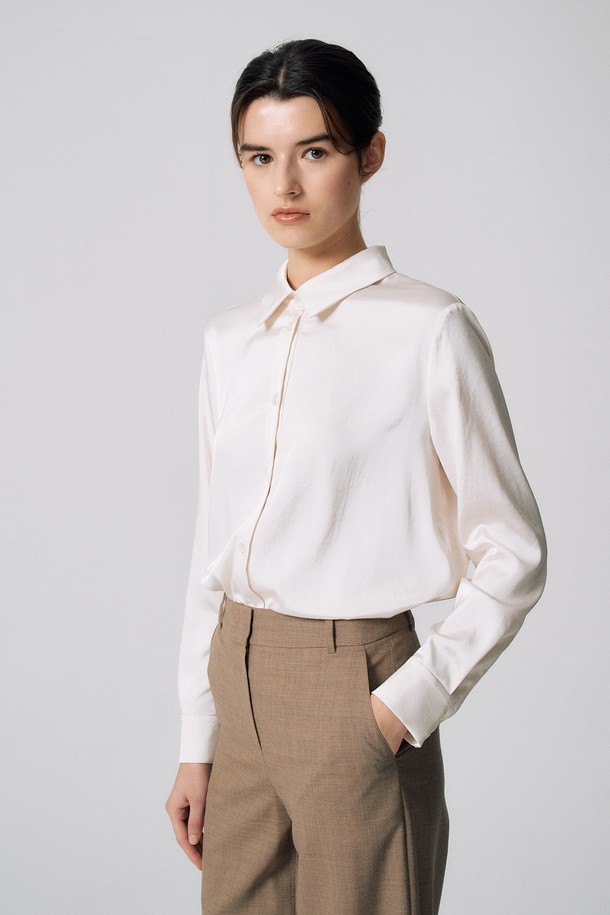 루즈핏 실키 셔츠 N5HF015는 부드러운 촉감의 실크 소재로 제작되어 은은한 광택과 고급스러운 분위기를 자아냅니다. 베이직하면서도 클래식한 디자인으로 오피스룩, 출근룩, 모임룩 등 다양한 TPO에 활용 가능합니다. 얇고 가벼운 두께감으로 봄, 가을 시즌에 적합하며, 루즈핏 디자인이 편안한 착용감을 선사합니다. 무지 스타일의 화이트 컬러 셔츠로, 미니멀하고 세련된 스타일을 연출할 수 있습니다. 긴 소매와 카라넥 디테일이 갖춰진 여성 셔츠입니다.
