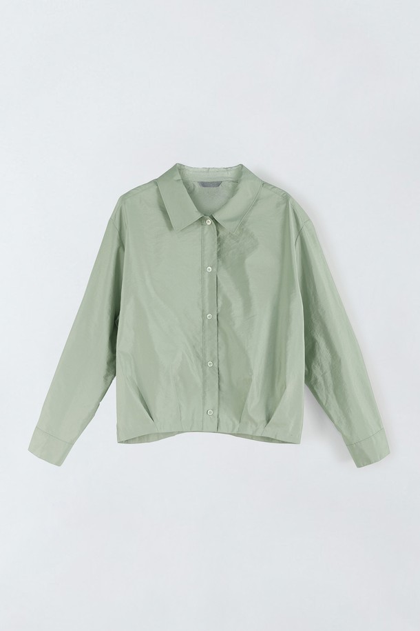 민트와 연그린 컬러의 셔츠형 핀턱 블라우스 N5HF014입니다. 봄, 여름 시즌에 어울리는 얇은 두께감으로 시원하게 착용 가능하며, 레귤러핏으로 편안한 착용감을 선사합니다. 차이나 칼라와 긴 소매, 핀턱 디테일이 더해져 미니멀하면서도 세련된 무드를 연출합니다. 데이트룩, 소개팅룩 등 다양한 TPO에 활용 가능하며, 미니멀, 클래식, 캐주얼 스타일을 즐기는 여성분들께 추천합니다.
