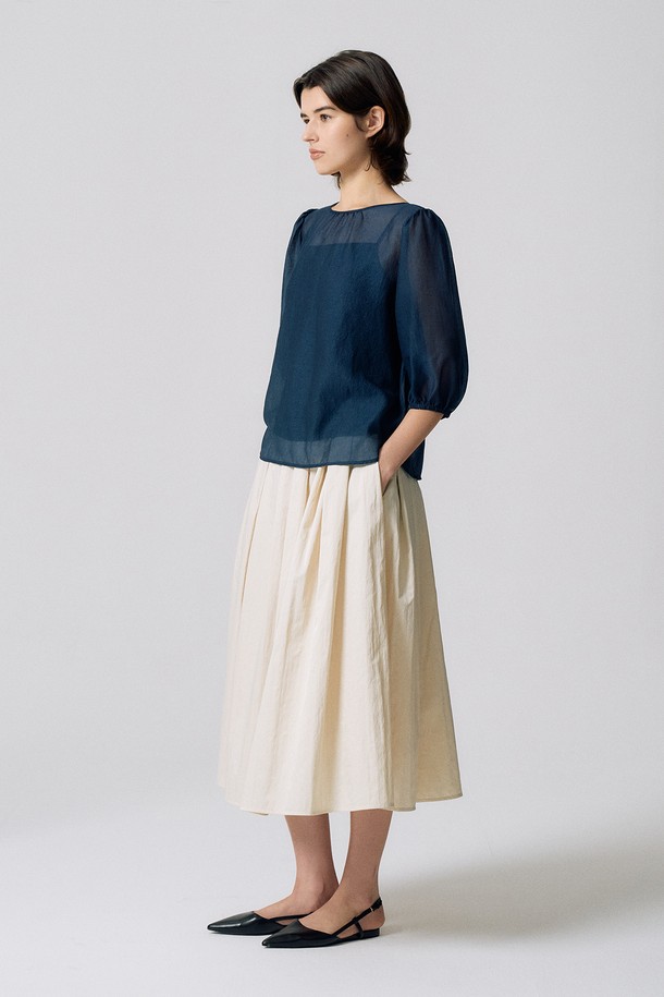 **셔링 라운드 블라우스 N5HF013**은 여성 의류 상의로, 네이비 컬러의 셔링 디테일이 돋보이는 블라우스입니다. 봄, 여름 시즌에 적합하며, 부드러운 시폰 소재로 제작되어 편안한 착용감을 선사합니다. 라운드넥과 반소매 기장, 레귤러핏 디자인으로 우아하고 베이직한 스타일을 연출합니다. 데이트룩, 오피스룩 등 다양한 TPO에 활용 가능하며 클래식, 미니멀, 로맨틱 스타일을 선호하는 분들께 추천합니다.
