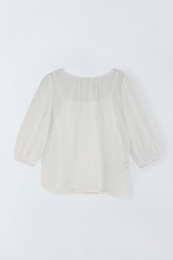 페미닌과 캐주얼 무드를 동시에 연출하는 셔링 라운드 블라우스입니다. 부드러운 촉감의 얇은 두께로 봄, 여름 시즌에 시원하게 착용하기 좋습니다. 무지 디자인에 셔링 디테일을 더해 은은한 포인트를 주었습니다. 레귤러핏으로 편안하게 착용 가능하며, 데이트룩과 모임룩에 추천합니다. 화이트 컬러의 반소매 블라우스로 미니멀한 스타일을 완성해보세요.
