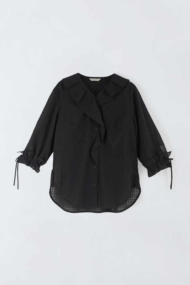 **프릴 카라 블라우스 N5HF012**는 여성스러운 무드를 연출하는 상의입니다. 넥라인과 소매에 프릴 디테일이 더해져 페미닌한 분위기를 자아내며, 얇은 두께감으로 봄과 여름에 시원하게 착용할 수 있습니다. 루즈핏으로 편안한 착용감을 선사하며, 카키와 블랙 두 가지 색상으로 만나볼 수 있습니다. 데이트룩, 카페룩, 모임룩 등 다양한 TPO에 활용 가능하며, 클래식, 미니멀 스타일을 즐겨 입는 분들께 추천합니다. 약간의 비침과 신축성이 있어 활동성을 더했습니다.
