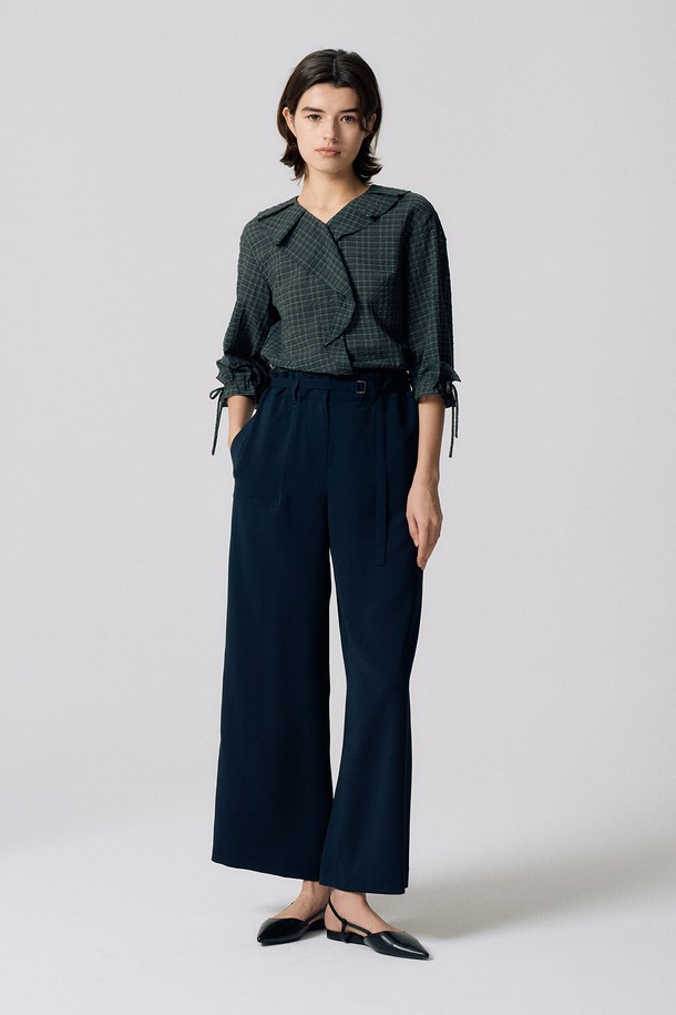 네이비 컬러의 프릴 카라 블라우스 N5HF012는 여성스러운 스타일을 강조하는 상의입니다. 봄, 여름 시즌에 어울리는 얇은 두께감으로 가볍게 착용 가능하며, 레귤러 핏으로 편안함을 선사합니다. 무지 디자인에 프릴 카라와 리본 디테일이 더해져 페미닌한 무드를 연출하며, 반소매 기장으로 답답함 없이 시원하게 입을 수 있습니다. 데이트룩, 카페룩, 모임룩 등 다양한 TPO에 클래식, 미니멀, 로맨틱 스타일로 활용하기 좋습니다.
