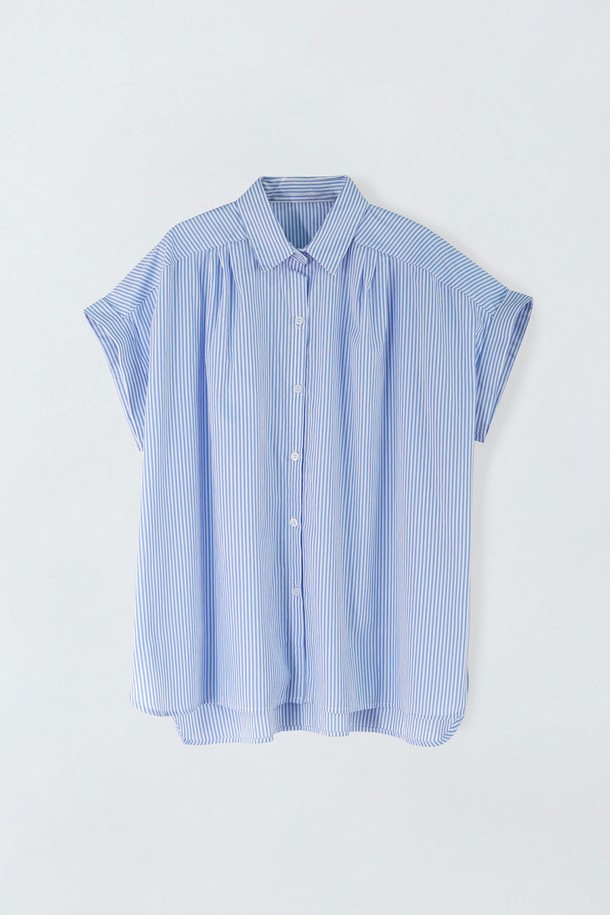 코튼 블랜디드 스트라이프 셔츠 S5HF003는 시원한 여름을 위한 여성 반소매 셔츠입니다. 면과 폴리에스터 혼방 소재로 제작되어 편안한 착용감을 선사하며, 루즈핏 디자인으로 활동성을 높였습니다. 블루 컬러의 스트라이프 패턴이 베이직하면서도 세련된 분위기를 연출하며, 카라넥 디자인으로 깔끔한 느낌을 줍니다. 일상복, 데이트룩, 카페룩 등 다양한 상황에 잘 어울리는 캐주얼, 미니멀, 클래식 스타일의 셔츠입니다. 비침이 약간 있으며, 안감과 주머니는 없습니다.
