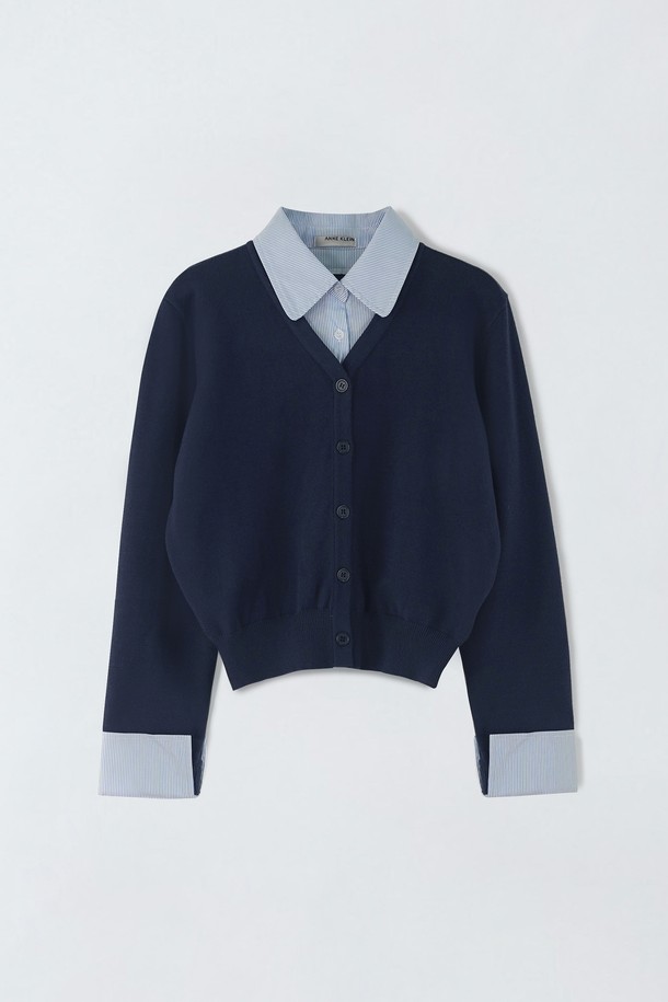 네이비와 그레이 컬러 배색이 돋보이는 여성 셔츠 카라 가디건입니다. 봄, 가을에 어울리는 보통 두께감의 긴소매 가디건으로, 레이온, 폴리에스터, 나일론, 면 혼방 소재로 제작되어 편안한 착용감을 선사합니다. 베이직한 스타일의 무지 패턴이며, 레귤러핏으로 제작되어 데이트룩, 카페룩 등 다양한 TPO에 활용하기 좋습니다. 신축성이 좋아 활동성이 뛰어나며, 비침 걱정 없이 착용할 수 있습니다.
