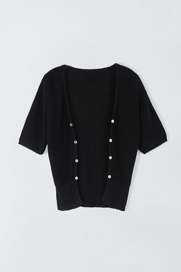 오픈 단추 니트 가디건 E5HF001은 여성용 니트/스웨터 카테고리의 여름용 베이직 스타일 가디건입니다. 부드러운 촉감의 아크릴과 나일론 혼방 소재로 제작되었으며, 레귤러 핏에 브이넥 디자인으로 제작되었습니다. 블랙 단색 무지 패턴에 반소매 기장이며, 오픈 단추 디자인으로 포인트를 주었습니다. 신축성이 좋고 비침이 있어 데이트룩, 카페룩 등 다양한 스타일 연출에 활용하기 좋습니다.

