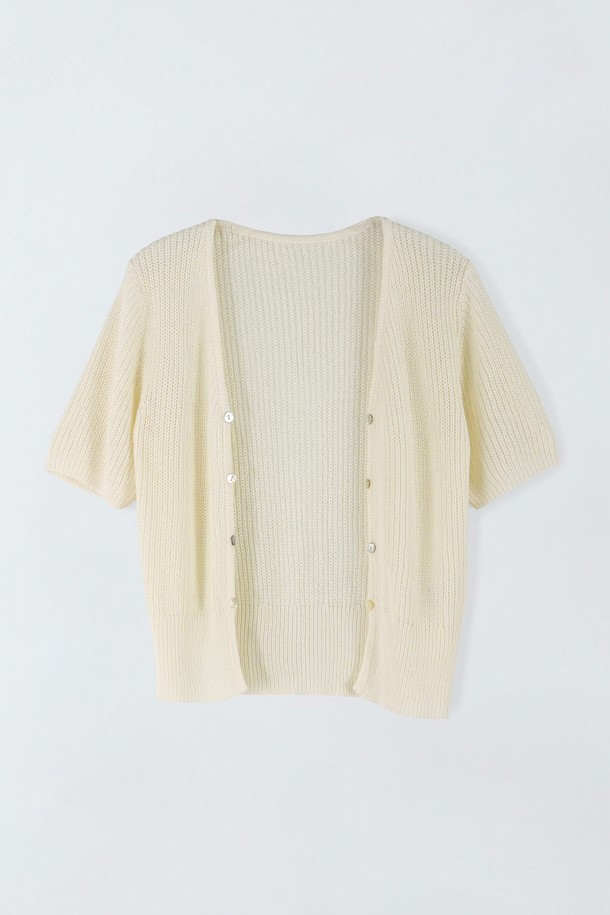 오픈 단추 니트 가디건 E5HF001는 아크릴과 나일론 혼방 소재로 제작되어 신축성이 좋고 부드러운 착용감을 선사합니다. 크림, 레드, 코랄, 블랙 4가지 다채로운 색상으로 출시되어, 데이트룩이나 카페룩 등 다양한 TPO에 맞춰 스타일링할 수 있습니다. 얇은 두께감으로 여름철에도 시원하게 착용 가능하며, 무지 디자인에 단추 여밈 방식으로 미니멀, 캐주얼, 로맨틱 스타일을 연출하기 좋습니다. 비침이 있어 이너웨어와 함께 레이어드하여 개성 있는 스타일을 완성해보세요. 안감과 주머니는 없는 디자인입니다.
