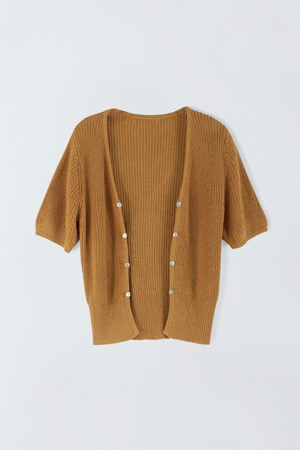 오픈 단추 니트 가디건 E5HF001은 여성 의류로, 여름을 위한 베이직 스타일의 반소매 가디건입니다. 크림, 레드, 코랄, 블랙 4가지 색상으로 출시되었으며, 레귤러핏과 레귤러 기장으로 편안하게 착용할 수 있습니다. 아크릴과 나일론 혼방 소재로 제작되어 적당한 두께감을 가지며, 비침이 있어 시원한 느낌을 줍니다. 오픈형 네크라인과 무지 패턴으로 디자인되었으며, 신축성이 좋아 활동성을 높였습니다. 데이트룩, 카페룩 등 다양한 TPO에 미니멀, 캐주얼, 클래식 스타일로 연출하기 좋습니다.
