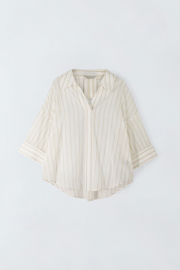 산뜻한 스트라이프 패턴이 돋보이는 여성용 V넥 카라 블라우스입니다. 얇은 두께감으로 봄, 여름 시즌에 시원하게 착용하기 좋으며, 레귤러 핏으로 편안하게 연출할 수 있습니다. 스카이, 스키베이지 컬러로 출시되어 다양한 하의와 매치하기 용이합니다. 데이트룩, 카페룩, 봄 소풍룩 등 다채로운 TPO에 활용 가능하며, 미니멀, 클래식, 캐주얼 스타일을 즐겨 입는 분들께 추천합니다. 면, 나일론, 폴리에스테르 혼방 소재로 제작되었으며, 비침이 있을 수 있으니 이너웨어 착용을 권장합니다.
