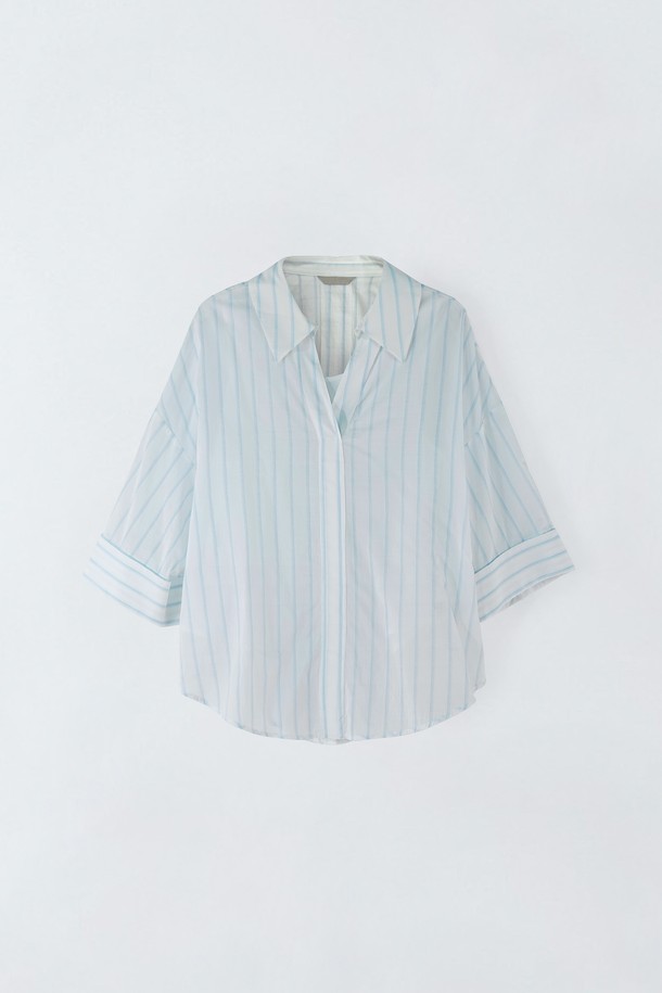 산뜻한 스트라이프 패턴이 돋보이는 여성용 브이넥 카라 블라우스입니다. 하늘색(스카이)과 스키베이지 두 가지 색상으로 출시되어 다양한 스타일 연출이 가능합니다. 봄, 여름 시즌에 적합하며, 얇은 두께감으로 시원하게 착용할 수 있습니다. 데이트룩, 카페룩에 어울리는 미니멀, 클래식, 캐주얼 스타일의 블라우스로, 은은하게 비침이 있어 여성스러운 분위기를 더합니다. 면, 나일론, 폴리에스터 혼방 소재로 제작되었으며, 반소매 디자인입니다.
