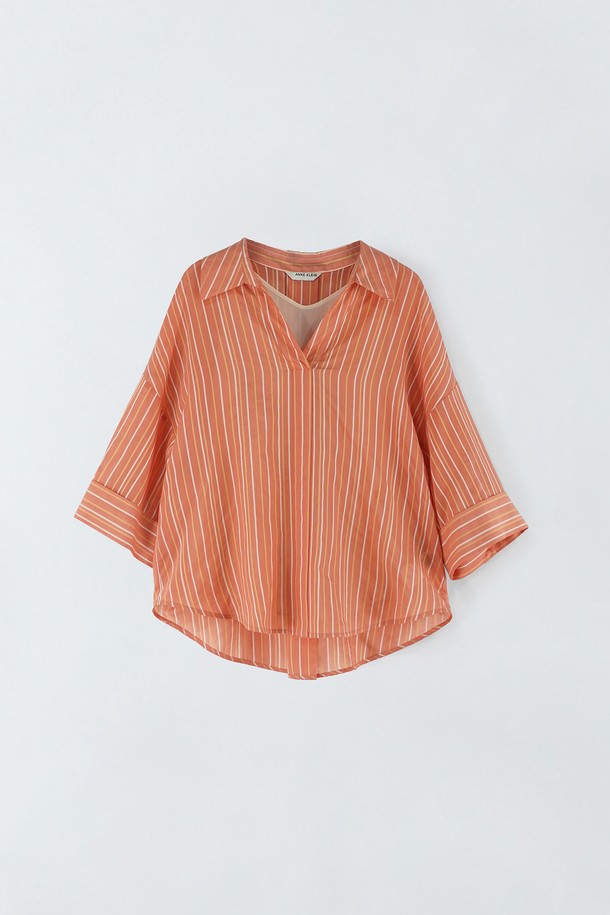 심플한 스트라이프 패턴의 "스트라이프 V넥 카라 블라우스" O5HF013입니다. 시원한 면, 실크, 폴리에스터 혼방 소재로 제작되어 여름철에도 쾌적하게 착용 가능합니다. 베이직한 스타일로, 데이트룩, 카페룩, 쇼핑룩 등 다양한 TPO에 활용하기 좋습니다. 레귤러핏에 크롭 기장, 반소매 디자인으로 시원하고 세련된 느낌을 연출하며, V넥 라인이 여성스러운 분위기를 더합니다. 밝은 컬러의 경우 약간의 비침이 있을 수 있습니다.
