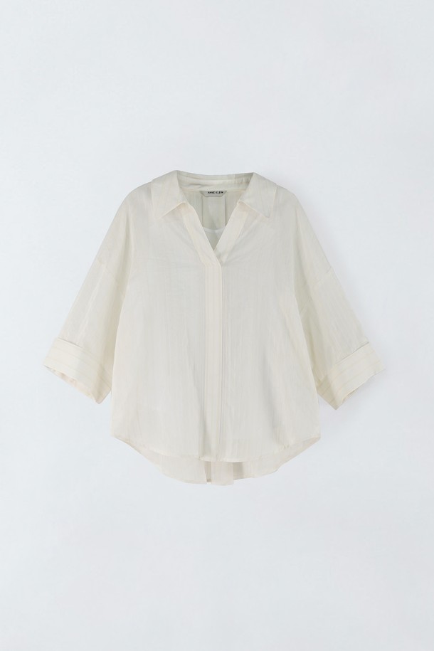 오렌지, 화이트 컬러의 스트라이프 패턴이 돋보이는 여성용 V넥 카라 블라우스입니다. 면, 실크, 폴리에스터 혼방 소재로 제작되어 여름철에도 시원하게 착용할 수 있습니다. 얇은 두께감으로 가볍고, 비침이 있을 수 있으니 밝은 컬러의 속옷 착용을 권장합니다. 민소매 또는 반소매 디자인으로, 베이직한 스타일을 연출하여 데이트룩, 카페룩, 여행룩에 적합합니다. 클래식, 미니멀, 리조트 스타일을 즐기는 분들께 추천합니다.
