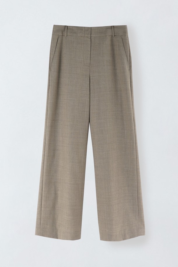 베이직한 디자인의 여성 울 슬랙스입니다. 부드러운 촉감의 얇은 두께로 봄, 가을에 착용하기 좋습니다. 미니멀하고 클래식한 스타일로 오피스룩, 출근룩에 활용하기 좋으며, 레귤러핏 스트레이트 핏으로 제작되어 편안한 착용감을 선사합니다. 무지 패턴의 베이지 컬러로 다양한 상의와 코디가 용이합니다.
