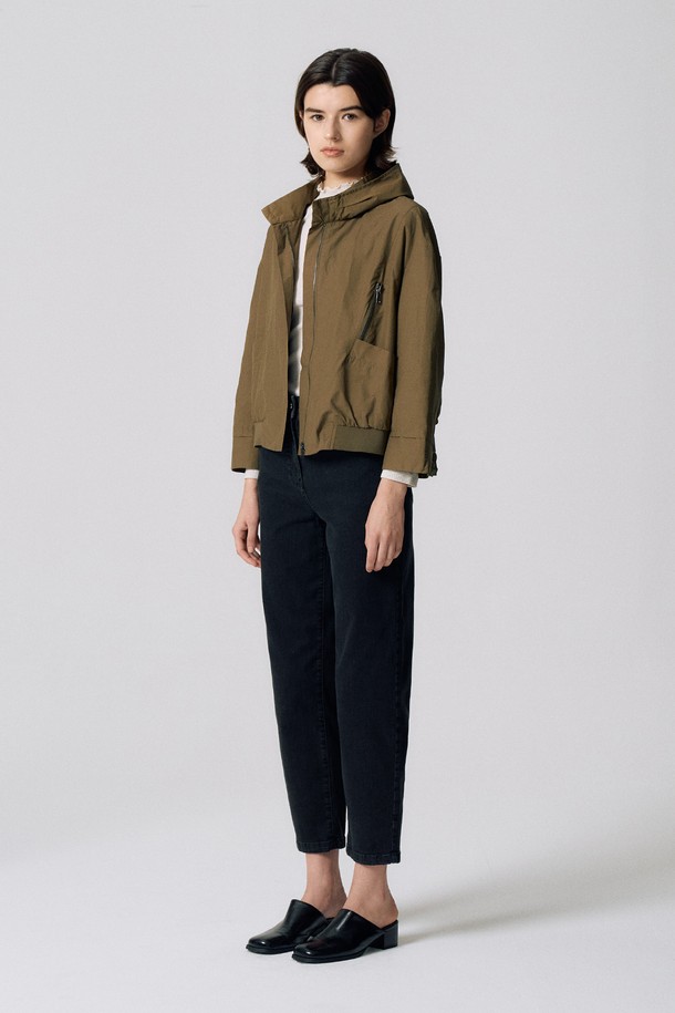 스트링 윈드 집업 점퍼 E5HF003은 여성 의류로, 간절기에 활용하기 좋은 얇은 두께의 윈드브레이커 점퍼입니다. 캐주얼하고 베이직한 스타일로, 카키와 블랙 두 가지 색상으로 출시되었습니다. 크롭 기장에 오버핏으로 제작되어 트렌디한 핏을 연출하며, 긴 소매와 스트링 디테일로 포인트를 더했습니다. 집업 방식으로 간편하게 착용 가능하며, 일상에서 편안하게 즐겨 입을 수 있습니다. 봄, 가을 시즌에 활용하기 좋은 아이템입니다.
