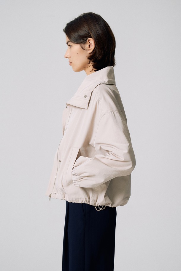 베이직한 디자인의 오버핏 스트링 점퍼 N5HF031는 봄, 가을 간절기에 활용하기 좋은 여성 점퍼입니다. 부드러운 면 소재로 제작되어 편안한 착용감을 제공하며, 얇은 두께감으로 가볍게 걸치기 좋습니다. 캐주얼하고 미니멀한 스타일로 산책룩, 봄 소풍룩 등 다양한 일상 TPO에 매치하기 용이합니다. 밑단과 허리에 스트링 디테일이 있어 핏 조절이 가능하며, 긴 소매와 스냅 버튼 여밈 방식으로 실용성을 더했습니다.
