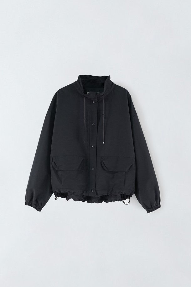 포켓 스트링 버튼 점퍼 N5HF032는 여성 고객을 위한 캐주얼, 스포티 스타일의 크롭 기장 점퍼입니다. 봄, 가을 시즌에 적합하며, 무지 디자인에 블랙 컬러로 일상복으로 활용하기 좋습니다. 부드러운 폴리에스테르 소재로 제작되어 편안한 착용감을 선사하며, 루즈핏으로 활동성을 높였습니다. 긴 소매와 포켓, 스트링, 버튼 디테일이 돋보이는 디자인으로, 산책룩에 잘 어울립니다.
